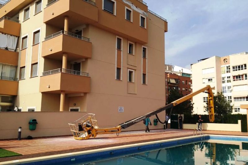 Dos trabajadores resultan heridos en Dénia al caer desde una plataforma elevadora  Dos trabajadores resultan heridos en Dénia al caer desde una plataforma elevadora