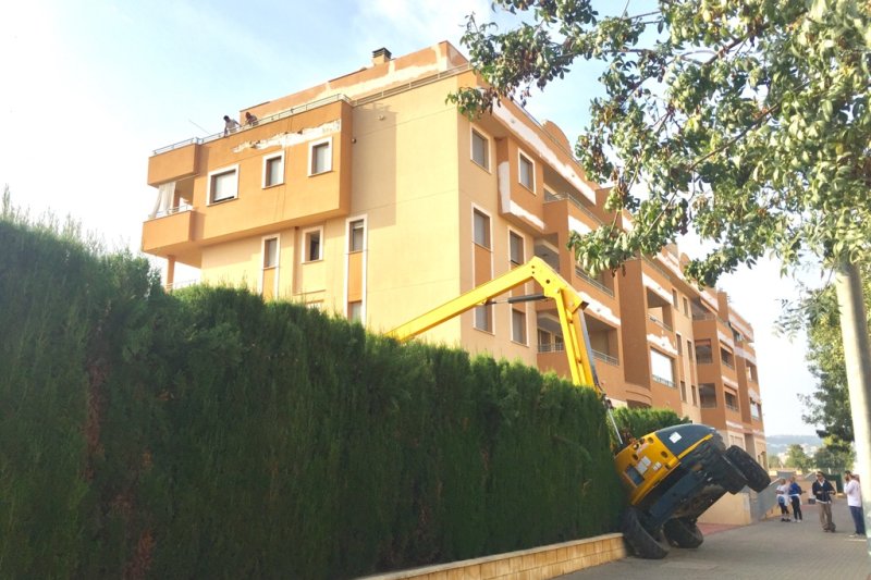 Dos trabajadores resultan heridos en Dénia al caer desde una plataforma elevadora  Dos trabajadores resultan heridos en Dénia al caer desde una plataforma elevadora