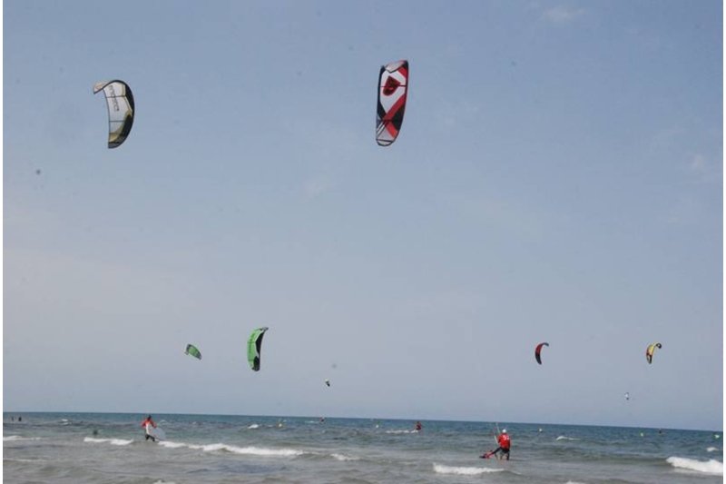 Un kitersurfista vuela 300 metros y aterriza sobre el techo de un chalet Un kitersurfista vuela 300 metros y aterriza sobre el techo de un chalet