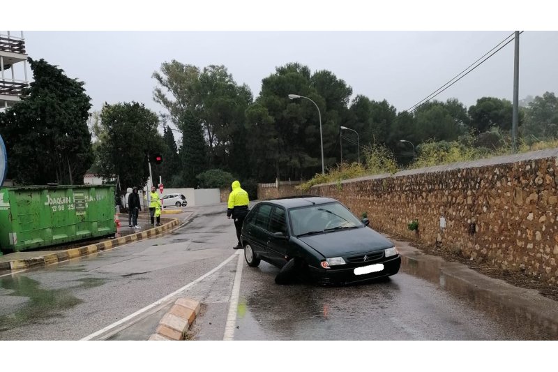 Primeros incidentes y cortes de viales en Dénia por la lluvia Primeros incidentes y cortes de viales en Dénia por la lluvia