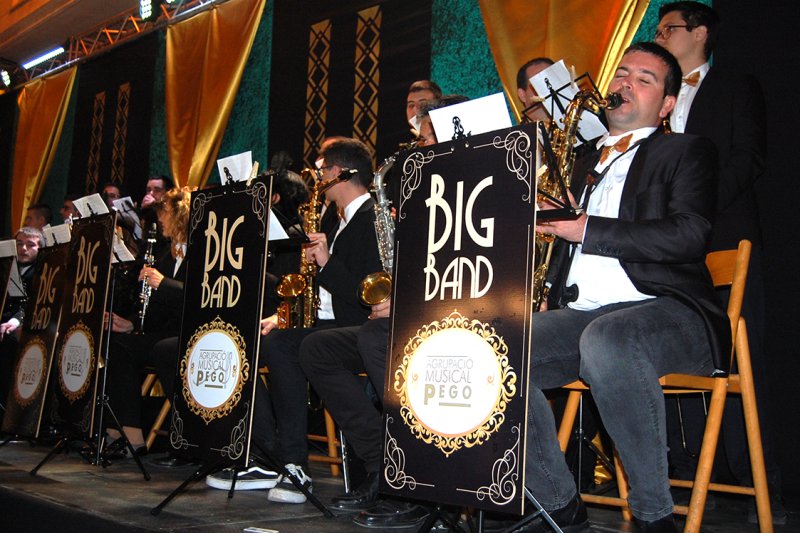 El festival d’arts escèniques trasllada al carnestoltes pegolí cap a una dimensió més espectacular El festival d’arts escèniques trasllada al carnestoltes pegolí cap a una dimensió més espectacular