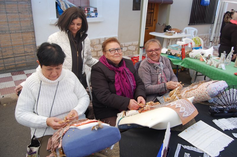 Divuit establiments i associacions posen de relleu el seu dinamisme a la Fira de Comerç i Associacions  Benidoleig Divuit establiments i associacions posen de relleu el seu dinamisme a la Fira de Comerç i Associacions  Benidoleig