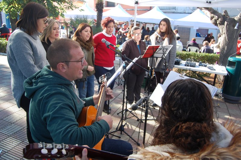 Divuit establiments i associacions posen de relleu el seu dinamisme a la Fira de Comerç i Associacions  Benidoleig Divuit establiments i associacions posen de relleu el seu dinamisme a la Fira de Comerç i Associacions  Benidoleig