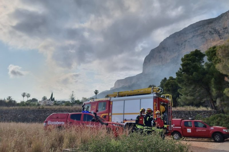 El incendio declarado en los Huertos del Montgó de Xàbia evoluciona favorablemente  El incendio declarado en los Huertos del Montgó de Xàbia evoluciona favorablemente