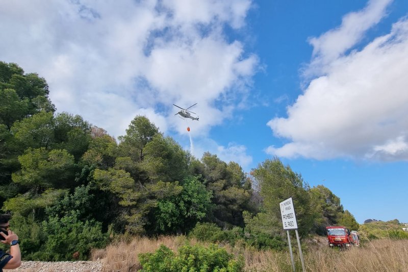 El incendio declarado en los Huertos del Montgó de Xàbia evoluciona favorablemente  El incendio declarado en los Huertos del Montgó de Xàbia evoluciona favorablemente