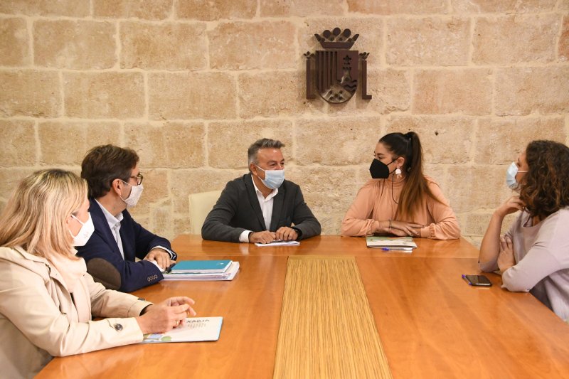 La Conselleria y el Ayuntamiento de Xàbia impulsan medidas para proteger la posidonia de la “presión turística añadida”  La Conselleria y el Ayuntamiento de Xàbia impulsan medidas para proteger la posidonia de la “presión turística añadida”