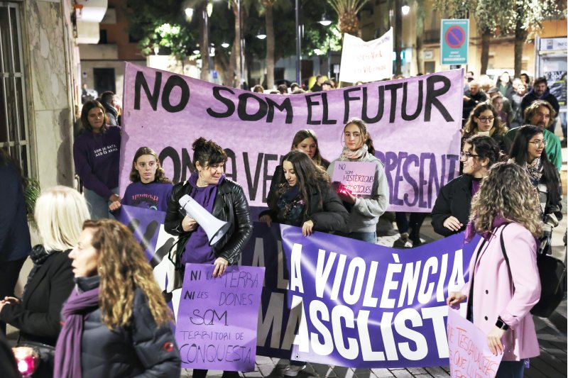 Vora 300 persones es manifesten a Gata en la primera convocatòria comarcal contra la violència de gènere Vora 300 persones es manifesten a Gata en la primera convocatòria comarcal contra la violència de gènere