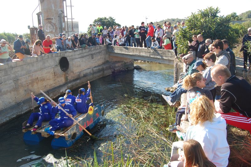 “Xu’6 Racing” s’emporta el premi a l’embarcació de la Baixada al Riu de Bullent 2024 i  “Barca de matolls” el guardó a l’originalitat. “Xu’6 Racing” s’emporta el premi a l’embarcació de la Baixada al Riu de Bullent 2024 i  “Barca de matolls” el guardó a l’originalitat.