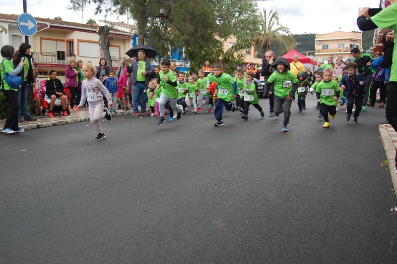 Més de 1.200 persones desafien a la pluja a Benidoleig en favor de la investigació contra el càncer Més de 1.200 persones desafien a la pluja a Benidoleig en favor de la investigació contra el càncer
