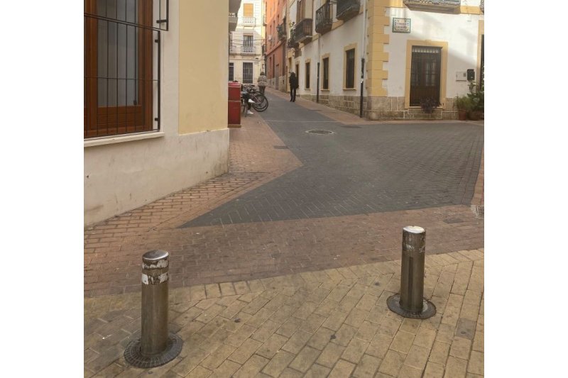 Un bolardo en la calle Sant Josep regulará el paso de vehículos a partir de febrero  Un bolardo en la calle Sant Josep regulará el paso de vehículos a partir de febrero