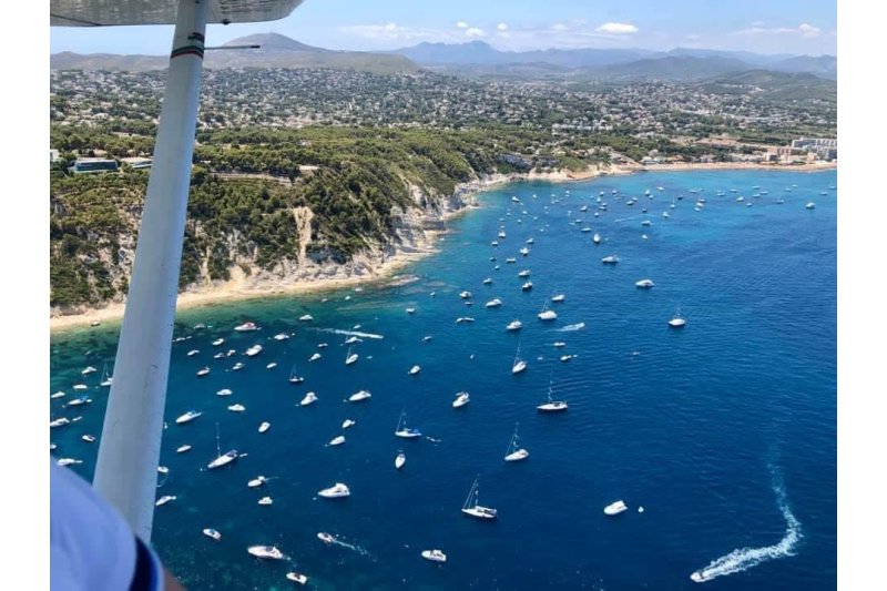 Las calas de Xàbia saturadas por tierra y también por mar Las calas de Xàbia saturadas por tierra y también por mar