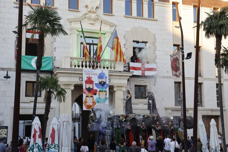 Les voltetes, la diana i l’ambaixada desemboquen en l’espectacular capitania d’Almogàvers en els Moros i Cristians a Pego Les voltetes, la diana i l’ambaixada desemboquen en l’espectacular capitania d’Almogàvers en els Moros i Cristians a Pego