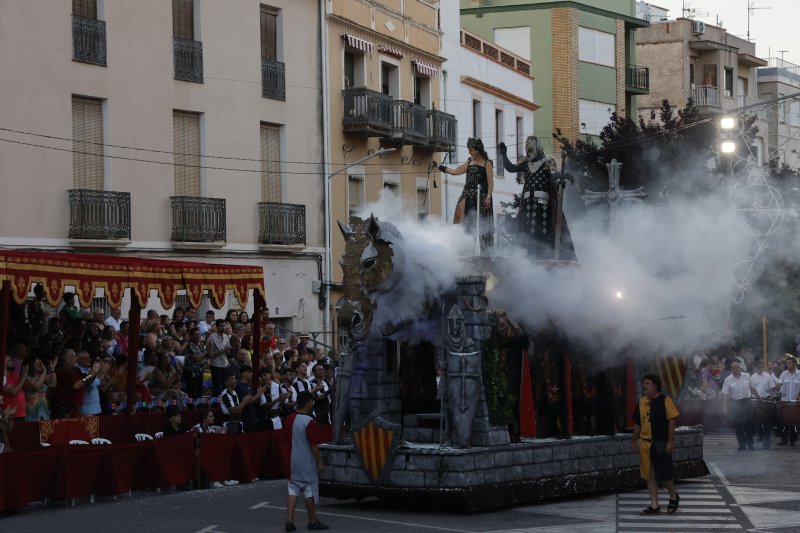 Les voltetes, la diana i l’ambaixada desemboquen en l’espectacular capitania d’Almogàvers en els Moros i Cristians a Pego Les voltetes, la diana i l’ambaixada desemboquen en l’espectacular capitania d’Almogàvers en els Moros i Cristians a Pego