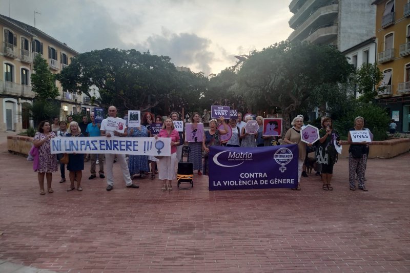 Minutos de silencio en Dénia por las dos mujeres asesinadas esta semana  Minutos de silencio en Dénia por las dos mujeres asesinadas esta semana