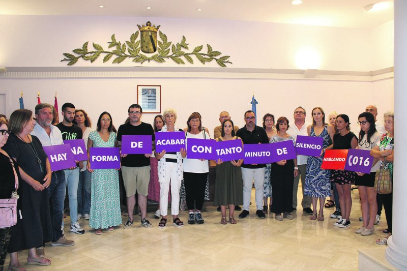 Minutos de silencio en Dénia por las dos mujeres asesinadas esta semana  Minutos de silencio en Dénia por las dos mujeres asesinadas esta semana