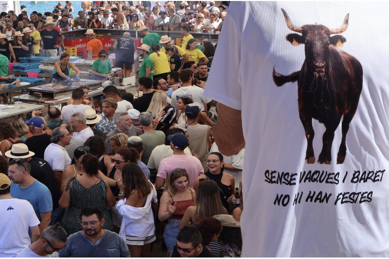 GALERIA DE FOTOS de l'estrene del BARET de les festes de DUANES: gran ambient, “botellins” a caixes i, a més… bous a la mar GALERIA DE FOTOS de l'estrene del BARET de les festes de DUANES: gran ambient, “botellins” a caixes i, a més… bous a la mar