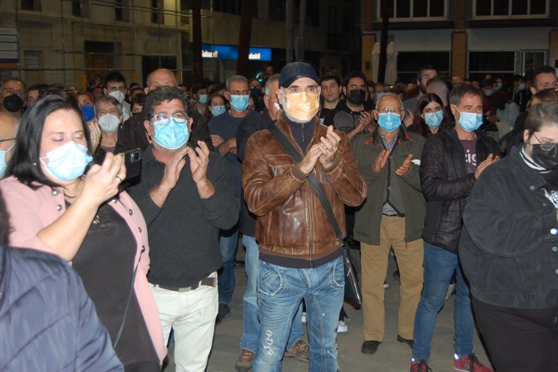 Cientos de personas se concentran contra las penas solicitadas por la Fiscalía para los antifascistas del altercado con los ultras en Pego Cientos de personas se concentran contra las penas solicitadas por la Fiscalía para los antifascistas del altercado con los ultras en Pego