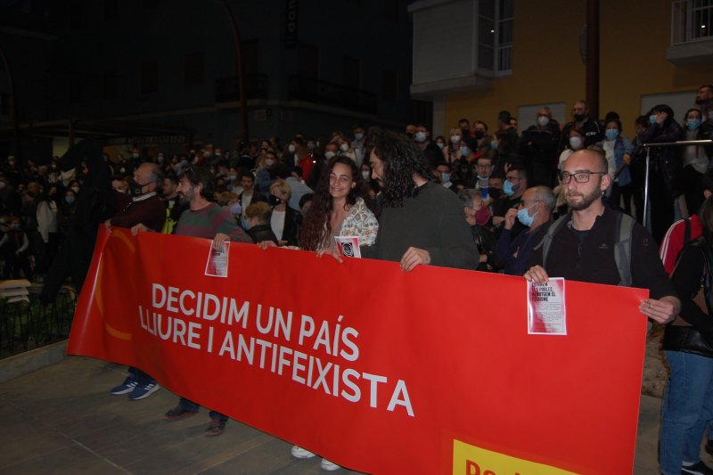 Cientos de personas se concentran contra las penas solicitadas por la Fiscalía para los antifascistas del altercado con los ultras en Pego Cientos de personas se concentran contra las penas solicitadas por la Fiscalía para los antifascistas del altercado con los ultras en Pego