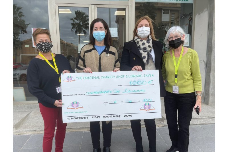 Charity Shop de Xàbia dona 1000 € al departamento de Igualdad Charity Shop de Xàbia dona 1000 € al departamento de Igualdad