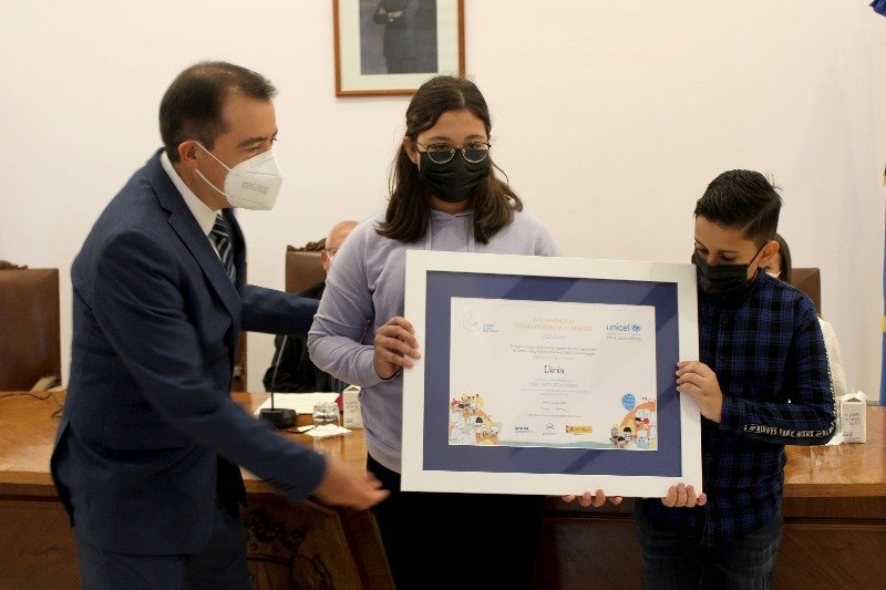 Dénia recibe el diploma que la acredita como Ciudad Amiga de la Infancia de UNICEF Dénia recibe el diploma que la acredita como Ciudad Amiga de la Infancia de UNICEF