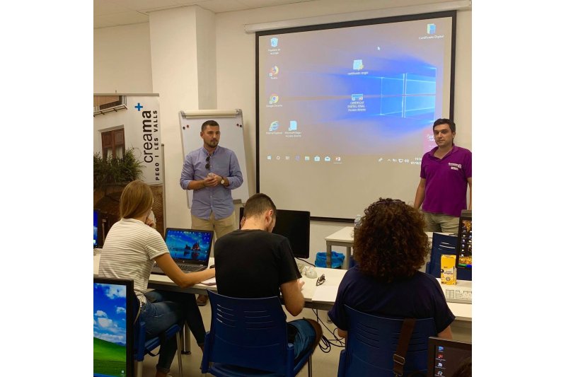 Vint-i-dos empresaris participen al curs sobre administració electrònica a Pego Vint-i-dos empresaris participen al curs sobre administració electrònica a Pego