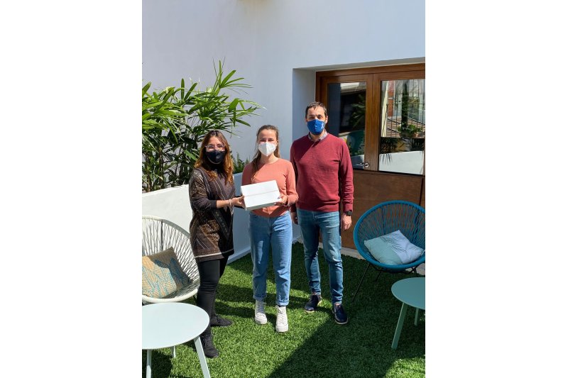 Carla Lozano recibe el premio del concurso Omplim Tic-Tok de missatges per la igualtat  en Ondara Carla Lozano recibe el premio del concurso Omplim Tic-Tok de missatges per la igualtat  en Ondara