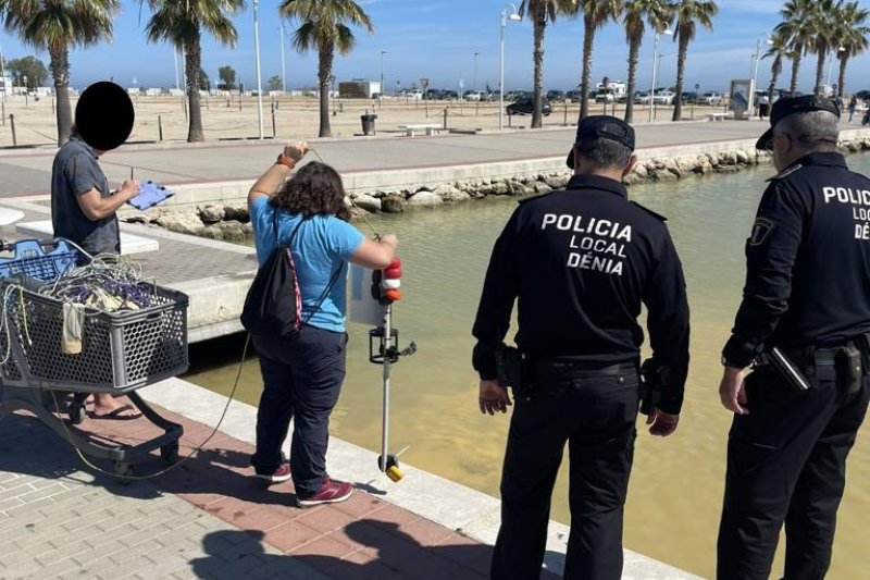 Un vertido en el colector de pluviales tiñe las aguas del puerto de Dénia de color marrón  Un vertido en el colector de pluviales tiñe las aguas del puerto de Dénia de color marrón