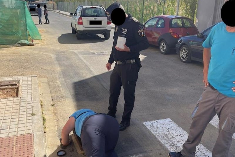 Un vertido en el colector de pluviales tiñe las aguas del puerto de Dénia de color marrón  Un vertido en el colector de pluviales tiñe las aguas del puerto de Dénia de color marrón
