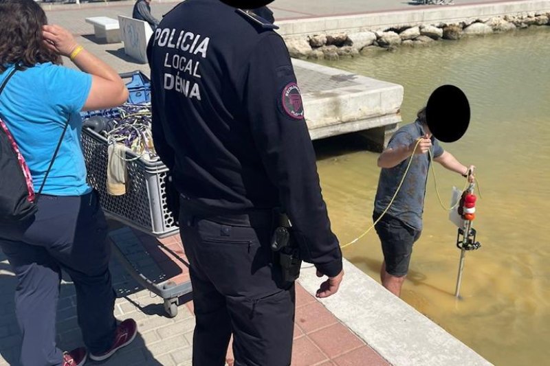 Un vertido en el colector de pluviales tiñe las aguas del puerto de Dénia de color marrón  Un vertido en el colector de pluviales tiñe las aguas del puerto de Dénia de color marrón