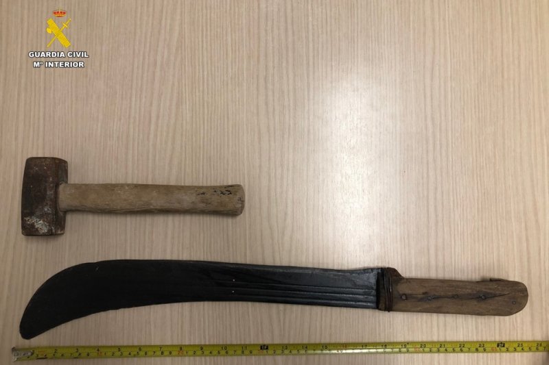 La Guardia Civil detiene a los autores de varios robos con violencia e intimidación en zonas de ocio de Xàbia La Guardia Civil detiene a los autores de varios robos con violencia e intimidación en zonas de ocio de Xàbia