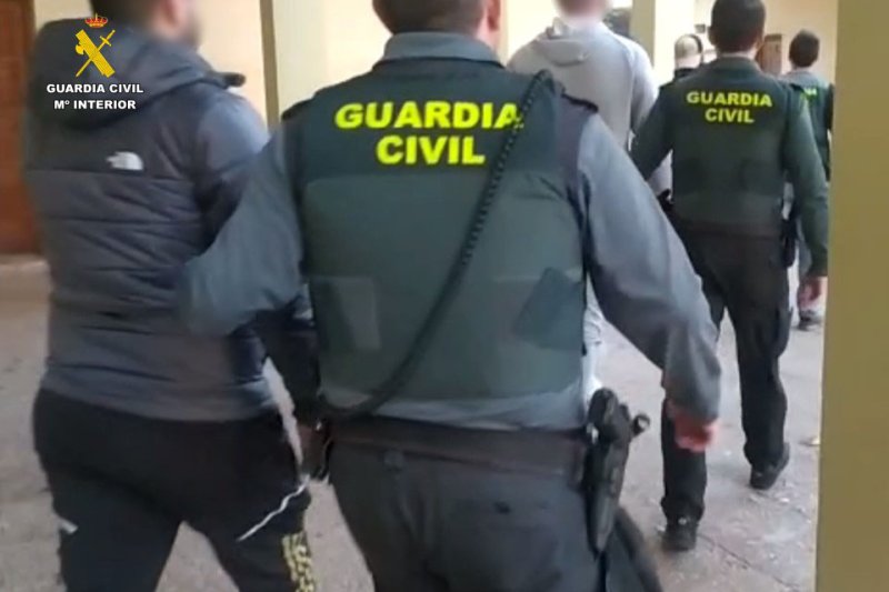 La Guardia Civil detiene a los autores de varios robos con violencia e intimidación en zonas de ocio de Xàbia La Guardia Civil detiene a los autores de varios robos con violencia e intimidación en zonas de ocio de Xàbia