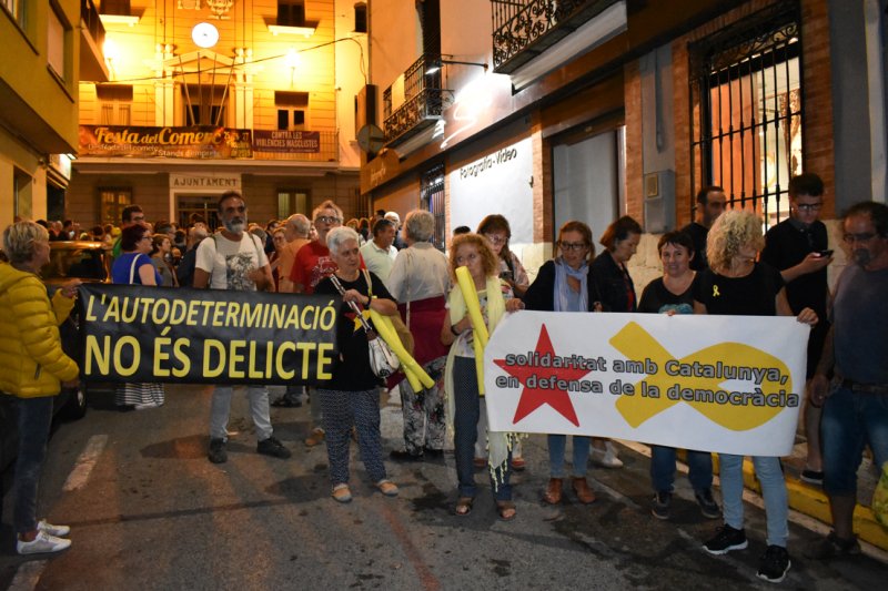 Vora 250 persones demanen la llibertat dels polítics del procés condemnats a presó en una concentració celebrada a Pedreguer Vora 250 persones demanen la llibertat dels polítics del procés condemnats a presó en una concentració celebrada a Pedreguer