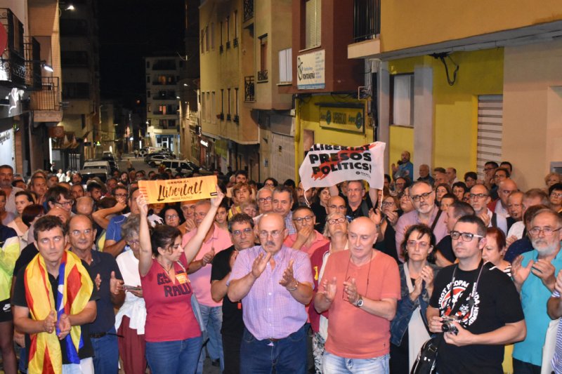 Vora 250 persones demanen la llibertat dels polítics del procés condemnats a presó en una concentració celebrada a Pedreguer Vora 250 persones demanen la llibertat dels polítics del procés condemnats a presó en una concentració celebrada a Pedreguer