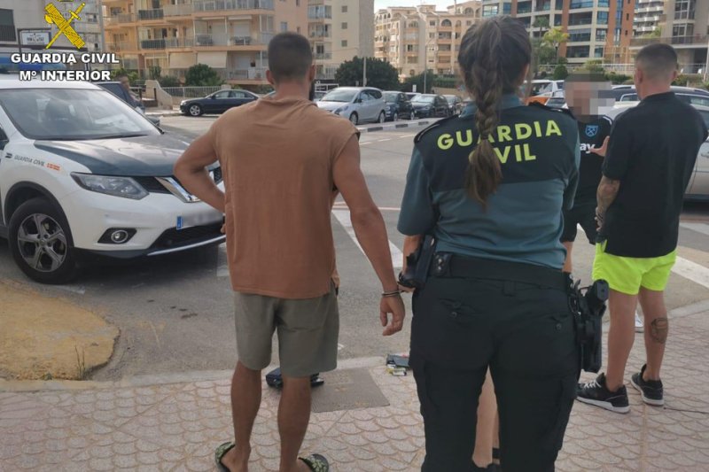 La Guardia Civil desmantela en Calp un grupo criminal de falsos revisores de luz que robaban a mayores de edad en sus viviendas La Guardia Civil desmantela en Calp un grupo criminal de falsos revisores de luz que robaban a mayores de edad en sus viviendas