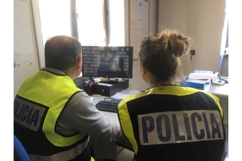 La Policía Nacional detiene a un hombre en Dénia por haber simulado que sufrió una estafa con su tarjeta de crédito  La Policía Nacional detiene a un hombre en Dénia por haber simulado que sufrió una estafa con su tarjeta de crédito