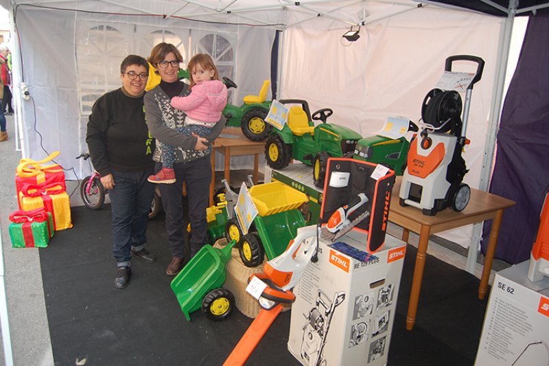 Vint-i-cinc establiments posen de relleu la vitalitat del sector comercial a la Fira de Nadal d’Orba Vint-i-cinc establiments posen de relleu la vitalitat del sector comercial a la Fira de Nadal d’Orba