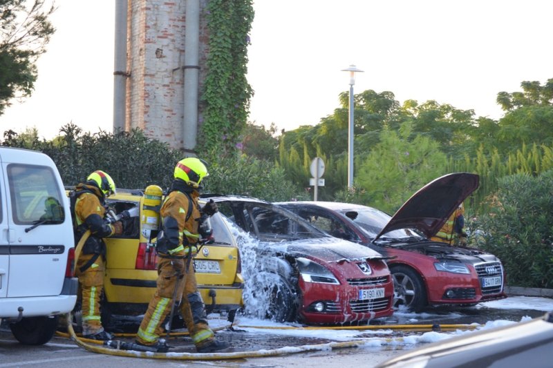 Arden tres coches en el parking exterior del Hospital de Dénia  Arden tres coches en el parking exterior del Hospital de Dénia