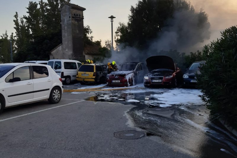 Arden tres coches en el parking exterior del Hospital de Dénia  Arden tres coches en el parking exterior del Hospital de Dénia