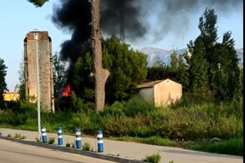 Arden tres coches en el parking exterior del Hospital de Dénia  Arden tres coches en el parking exterior del Hospital de Dénia