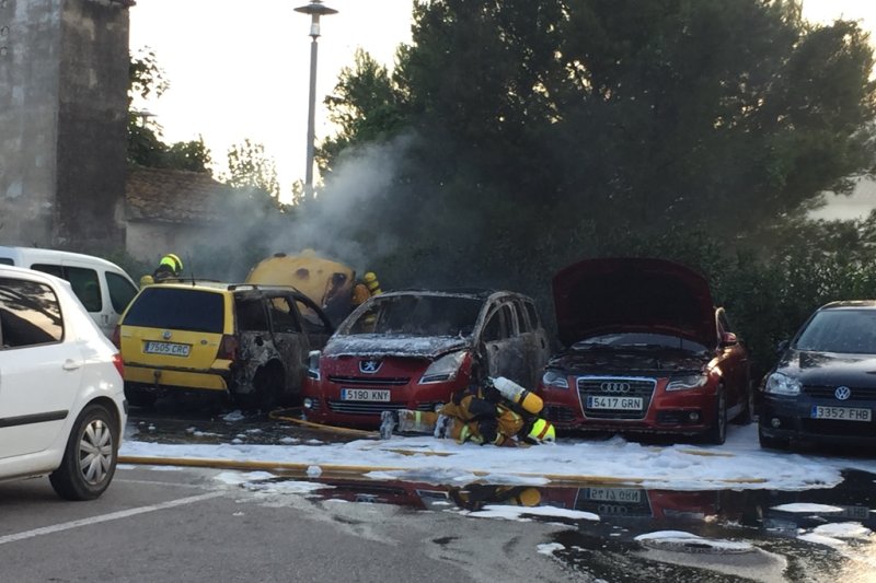 Arden tres coches en el parking exterior del Hospital de Dénia  Arden tres coches en el parking exterior del Hospital de Dénia