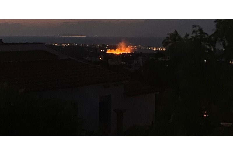 Incendio en una parcela entre el Camí de Vell de Pego y el de Gandia  Incendio en una parcela entre el Camí de Vell de Pego y el de Gandia