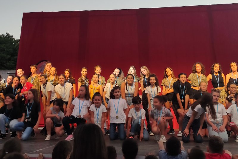 El campeón de danza contemporánea Toni Ferrando recibe el premio al mejor deportista pegolino 2022 en la Gala del Deporte de Pego El campeón de danza contemporánea Toni Ferrando recibe el premio al mejor deportista pegolino 2022 en la Gala del Deporte de Pego