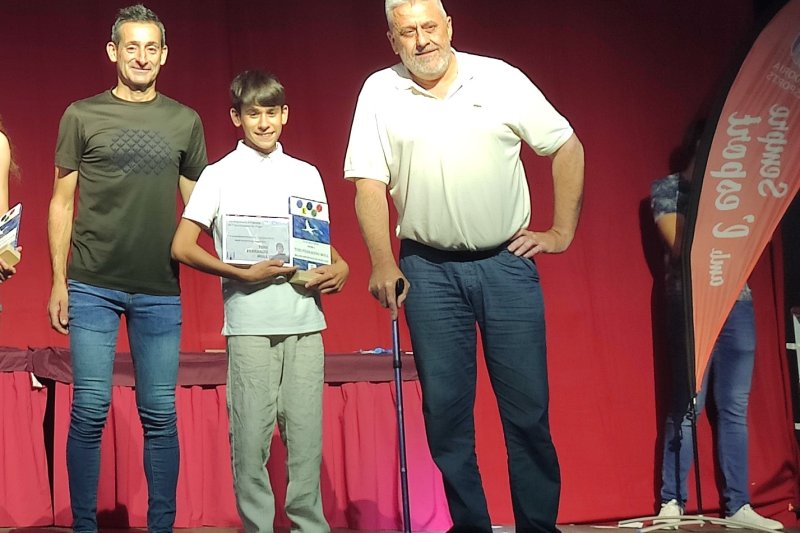El campeón de danza contemporánea Toni Ferrando recibe el premio al mejor deportista pegolino 2022 en la Gala del Deporte de Pego El campeón de danza contemporánea Toni Ferrando recibe el premio al mejor deportista pegolino 2022 en la Gala del Deporte de Pego