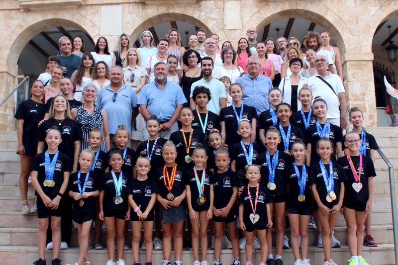 El Ayuntamiento homenajea a las campeonas del Club de Gimnàstica Dénia  El Ayuntamiento homenajea a las campeonas del Club de Gimnàstica Dénia