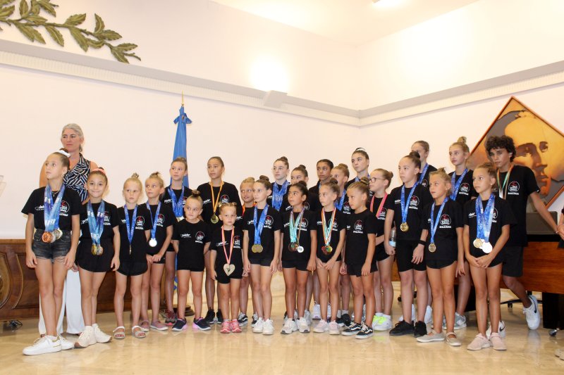 El Ayuntamiento homenajea a las campeonas del Club de Gimnàstica Dénia  El Ayuntamiento homenajea a las campeonas del Club de Gimnàstica Dénia