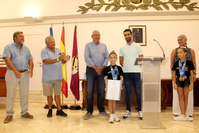 El Ayuntamiento homenajea a las campeonas del Club de Gimnàstica Dénia  El Ayuntamiento homenajea a las campeonas del Club de Gimnàstica Dénia