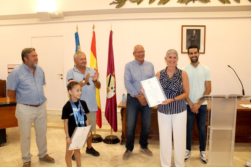 El Ayuntamiento homenajea a las campeonas del Club de Gimnàstica Dénia  El Ayuntamiento homenajea a las campeonas del Club de Gimnàstica Dénia