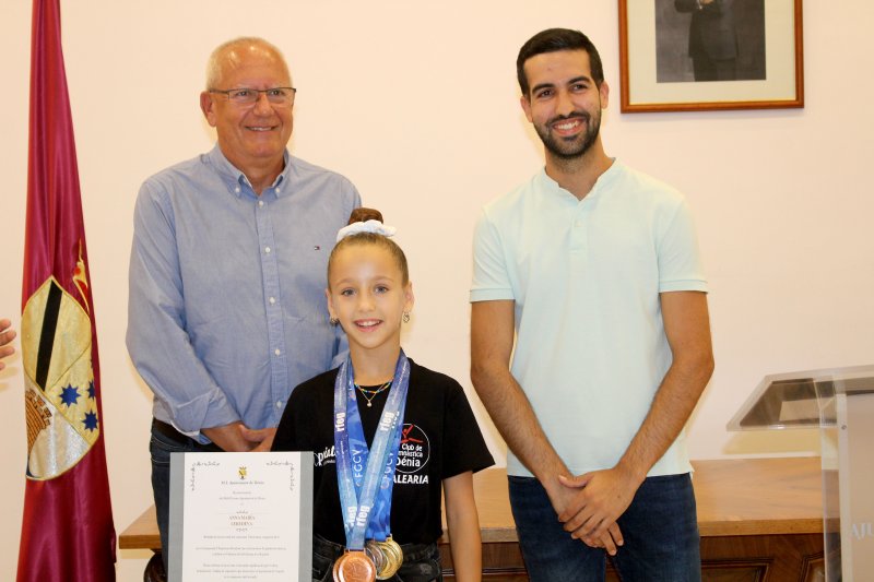 El Ayuntamiento homenajea a las campeonas del Club de Gimnàstica Dénia  El Ayuntamiento homenajea a las campeonas del Club de Gimnàstica Dénia