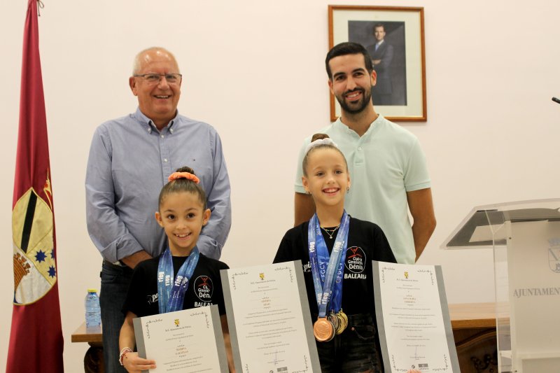 El Ayuntamiento homenajea a las campeonas del Club de Gimnàstica Dénia  El Ayuntamiento homenajea a las campeonas del Club de Gimnàstica Dénia