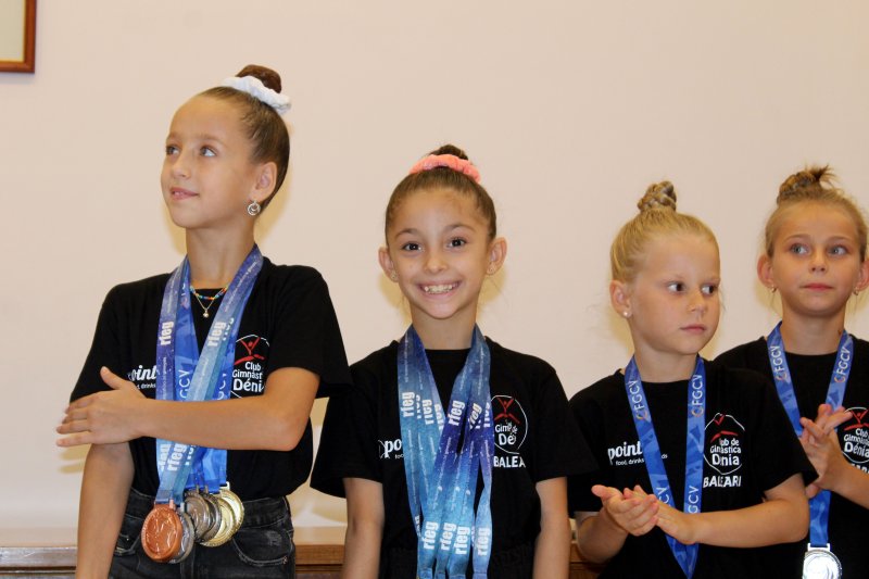 El Ayuntamiento homenajea a las campeonas del Club de Gimnàstica Dénia  El Ayuntamiento homenajea a las campeonas del Club de Gimnàstica Dénia